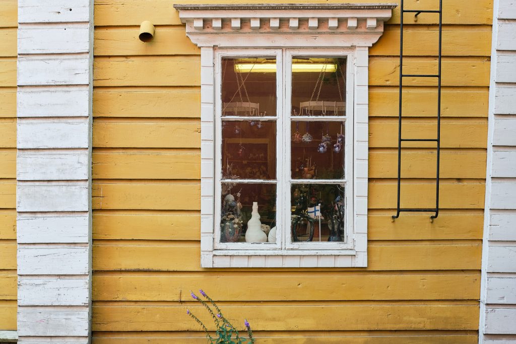 gevel van geel houten huis