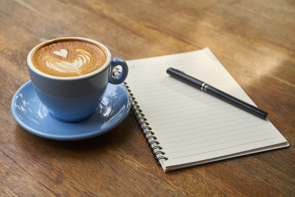 koffie met pen en notitieblok